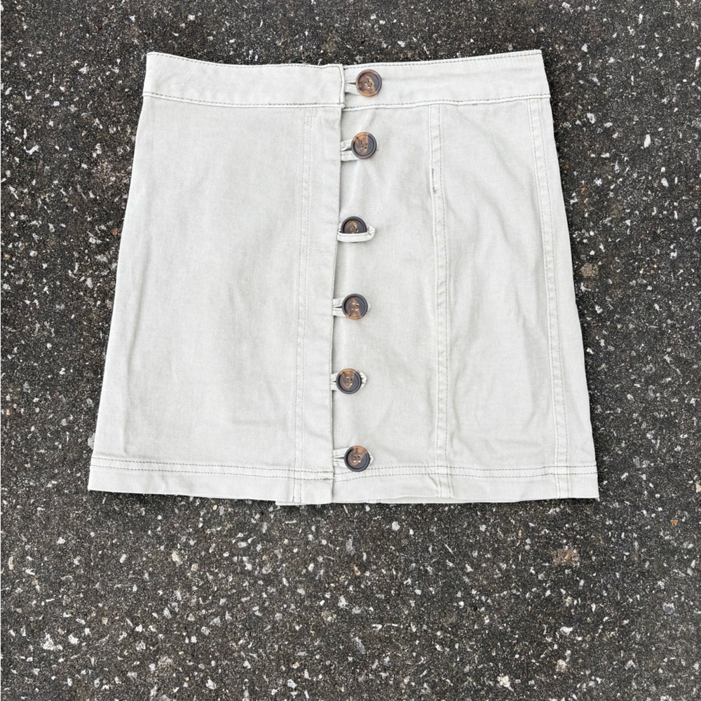 White/gray denim mini skirt with brown buttons